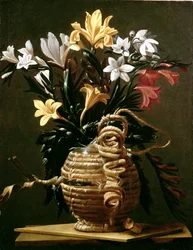 Stilleben av blomster i en halmdekket kolbe